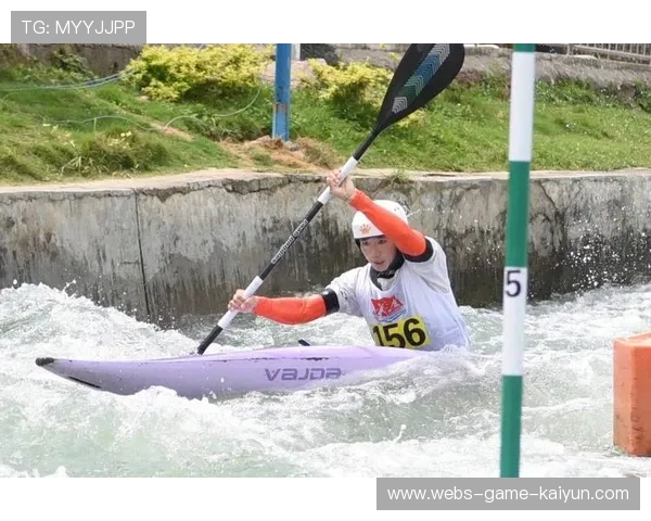 皮划艇激流回旋：惊险一刻差点翻船